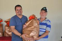 Seab entrega cestas de Natal para colaboradores terceirizados