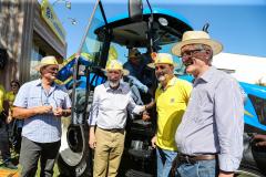 Produtores recebem tratores financiados por programa do Governo