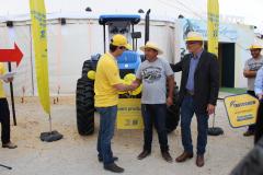 São unidades financiadas dentro do programa Trator Solidário. Entrega foi feita na Agroleite. No evento, o Instituto Emater e a Castrolanda assinaram convênio para fortalecer pequenos produtores de leite.