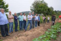 Governo entrega equipamentos agrícolas em assentamento na Lapa
