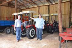 O secretário Norberto Ortigara entrega equipamentos agrícolas em assentamento na Lapa