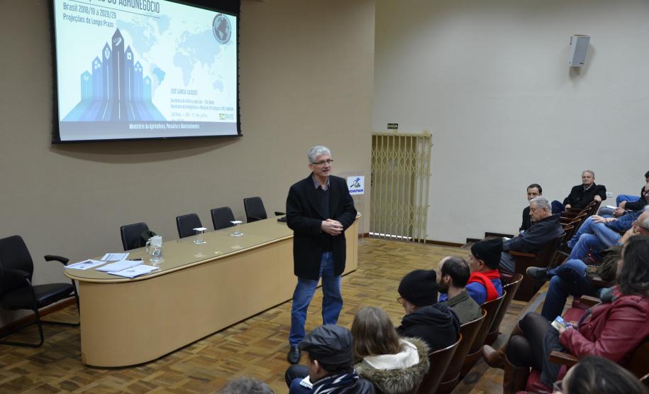 Secretário Norberto Ortigara participa de evento no anfiteatro