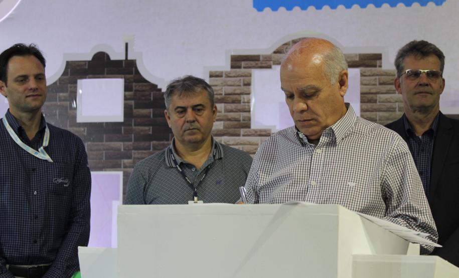 . No evento, o Instituto Emater e a Castrolanda assinaram convênio para fortalecer pequenos produtores de leite.