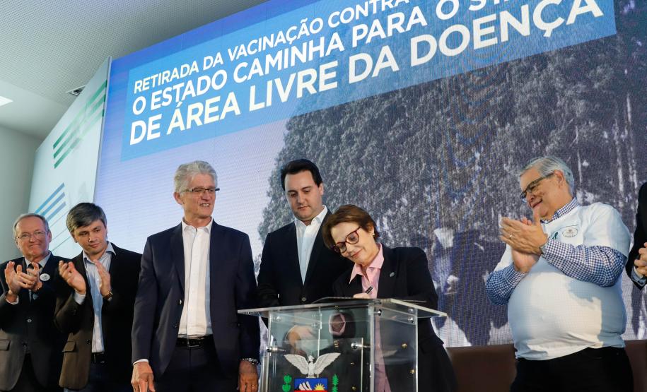 A suspensão da vacinação foi autorizada por instrução normativa assinada nesta terça-feira (15) pela ministra da Agricultura, Pecuária e Abastecimento, Tereza Cristina, e o governador Carlos Massa Ratinho Junior, no Palácio Iguaçu.