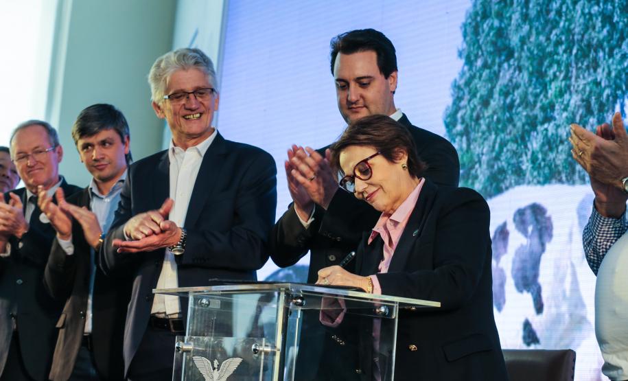 A suspensão da vacinação foi autorizada por instrução normativa assinada nesta terça-feira (15) pela ministra da Agricultura, Pecuária e Abastecimento, Tereza Cristina, e o governador Carlos Massa Ratinho Junior, no Palácio Iguaçu.