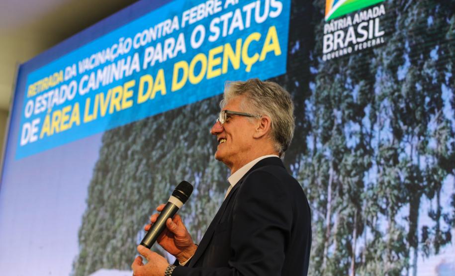 A suspensão da vacinação foi autorizada por instrução normativa assinada nesta terça-feira (15) pela ministra da Agricultura, Pecuária e Abastecimento, Tereza Cristina, e o governador Carlos Massa Ratinho Junior, no Palácio Iguaçu, com a presença do secretário da Agricultura e do Abastecimento, Norberto Ortigara