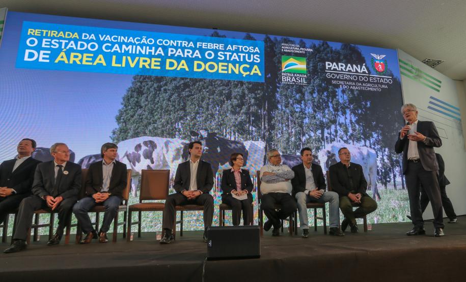 A suspensão da vacinação foi autorizada por instrução normativa assinada nesta terça-feira (15) pela ministra da Agricultura, Pecuária e Abastecimento, Tereza Cristina, e o governador Carlos Massa Ratinho Junior, no Palácio Iguaçu, com a presença do secretário da Agricultura e do Abastecimento, Norberto Ortigara
