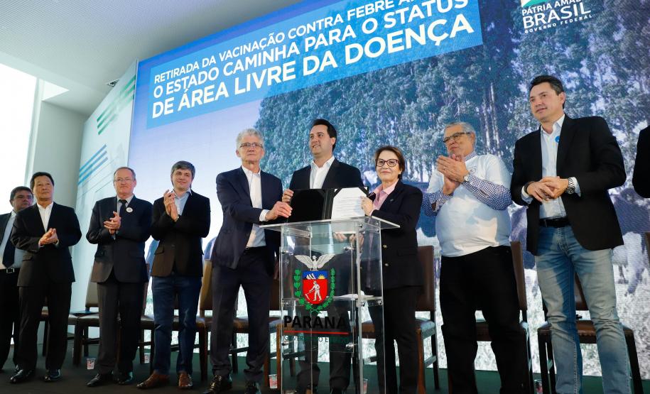 A suspensão da vacinação foi autorizada por instrução normativa assinada nesta terça-feira (15) pela ministra da Agricultura, Pecuária e Abastecimento, Tereza Cristina, e o governador Carlos Massa Ratinho Junior, no Palácio Iguaçu, com a presença do secretário da Agricultura e do Abastecimento, Norberto Ortigara