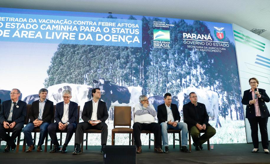 A suspensão da vacinação foi autorizada por instrução normativa assinada nesta terça-feira (15) pela ministra da Agricultura, Pecuária e Abastecimento, Tereza Cristina, e o governador Carlos Massa Ratinho Junior, no Palácio Iguaçu, com a presença do secretário da Agricultura e do Abastecimento, Norberto Ortigara