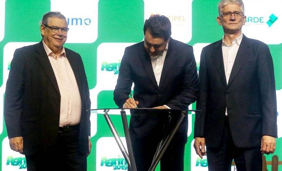 O Governo do Estado e a Federação da Agricultura do Estado do Paraná (Faep) renovaram nesta segunda-feira (21) o convênio para o programa Agrinho nas escolas estaduais do Paraná. O programa leva a escolas das redes públicas municipal e estadual atividades e materiais pedagógicos que tratam da preservação do meio ambiente, despertar da consciência de cidadania e questões que envolvem saúde e qualidade de vida. O termo de cooperação foi assinado pelo governador Carlos Massa Ratinho Junior e pelo presidente d