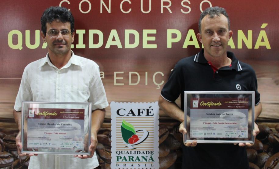 Edson Carvalho (esquerda), primeiro colocado na categoria Café Natural, e Valdeir de Souza, primeiro colocado na categoria Cereja Descascado