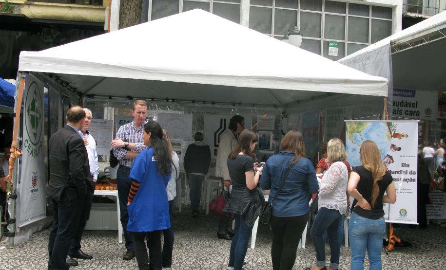 Evento do Dia Mundial da Alimentação foi realizado no Calçadão da Rua XV de Novembro, em Curitiba.