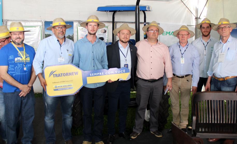 Entrega de trator solidário em Ponta Grossa