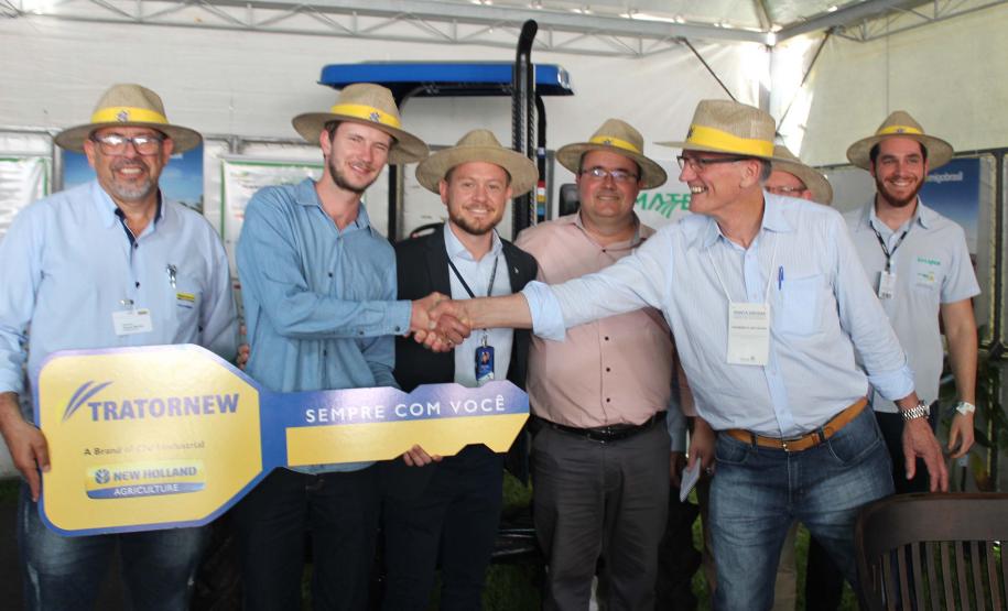 Entrega de trator solidário em Ponta Grossa