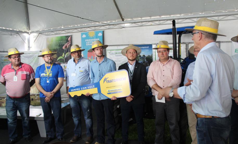 Entrega de trator solidário em Ponta Grossa