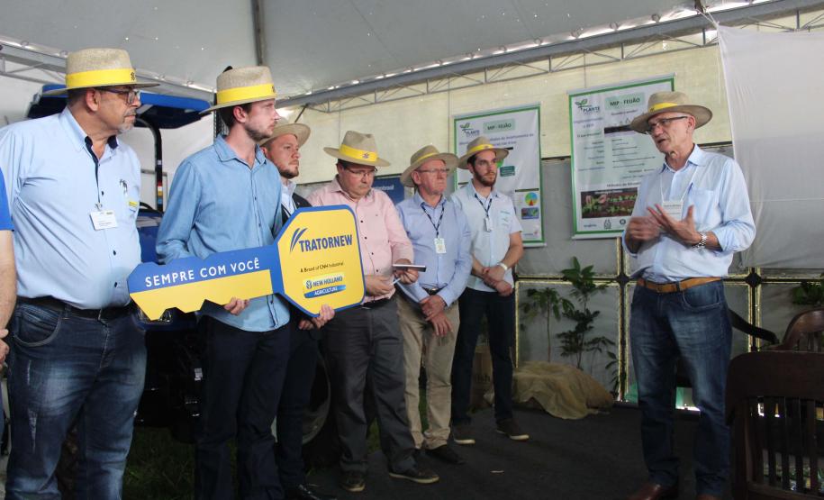 Entrega de trator solidário em Ponta Grossa