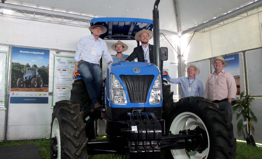 Entrega de trator solidário em Ponta Grossa