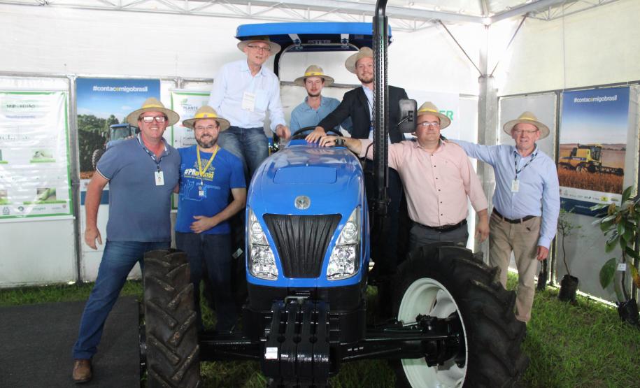 Entrega de trator solidário em Ponta Grossa
