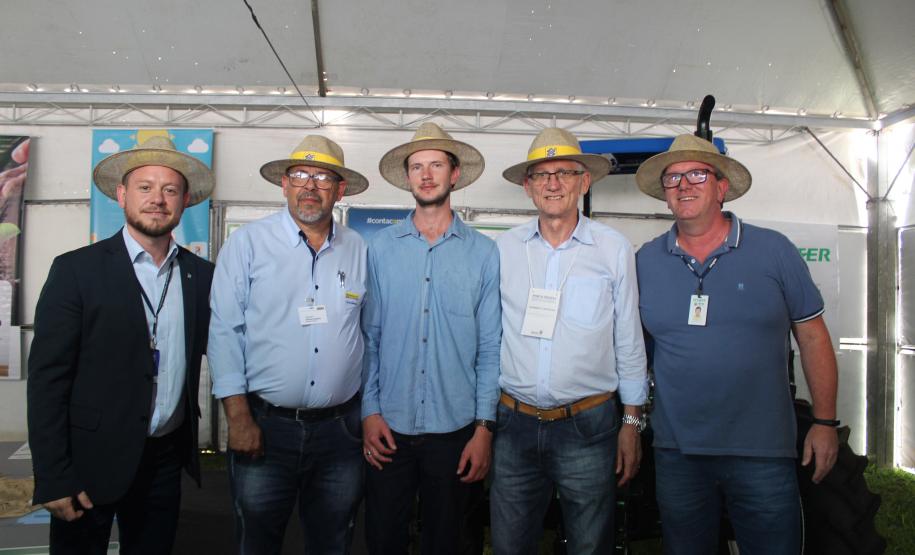 Entrega de trator solidário em Ponta Grossa