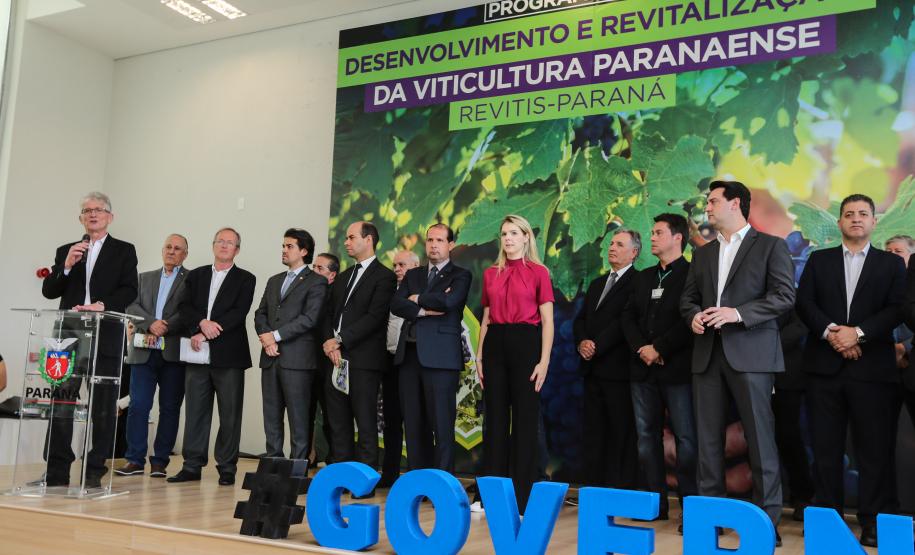O governador Carlos Massa Ratinho Junior e o secretário da Agricultura e do Abastecimento, Noberto Ortigara, lançaram, no Palácio Iguaçu, o programa Revitis, destinado a estimular a produção de uvas no Paraná.