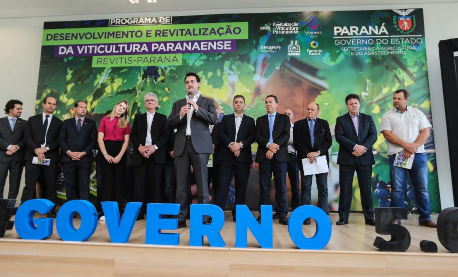 O governador Carlos Massa Ratinho Junior e o secretário da Agricultura e do Abastecimento, Noberto Ortigara, lançaram, no Palácio Iguaçu, o programa Revitis, destinado a estimular a produção de uvas no Paraná.