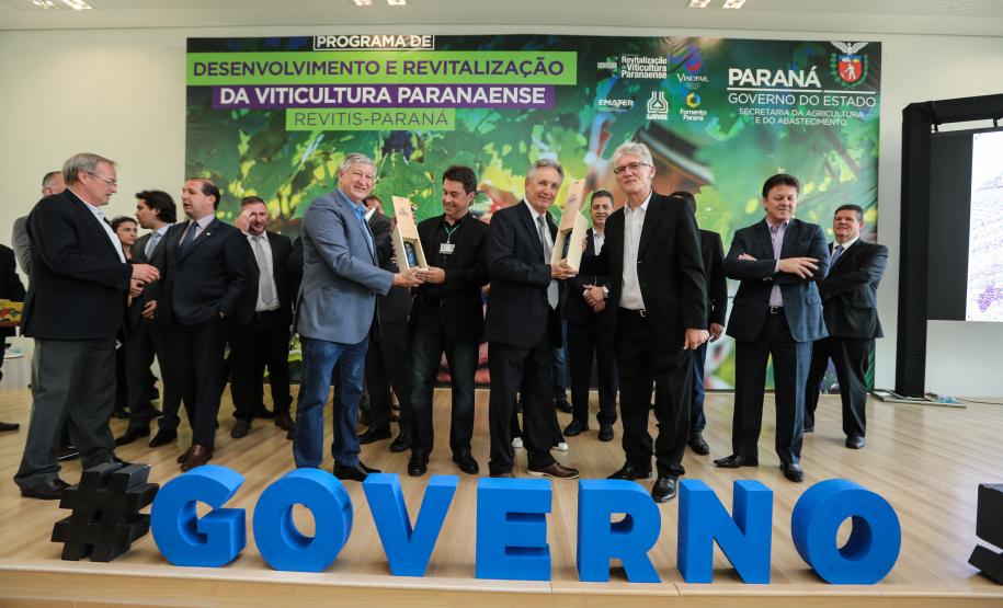 O governador Carlos Massa Ratinho Junior e o secretário da Agricultura e do Abastecimento, Noberto Ortigara, lançaram, no Palácio Iguaçu, o programa Revitis, destinado a estimular a produção de uvas no Paraná.