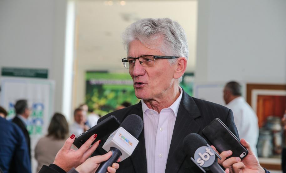 O governador Carlos Massa Ratinho Junior e o secretário da Agricultura e do Abastecimento, Noberto Ortigara, lançaram, no Palácio Iguaçu, o programa Revitis, destinado a estimular a produção de uvas no Paraná.