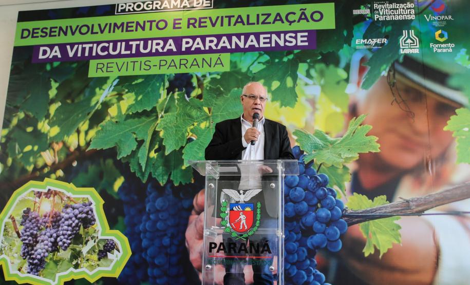 O governador Carlos Massa Ratinho Junior e o secretário da Agricultura e do Abastecimento, Noberto Ortigara, lançaram, no Palácio Iguaçu, o programa Revitis, destinado a estimular a produção de uvas no Paraná.