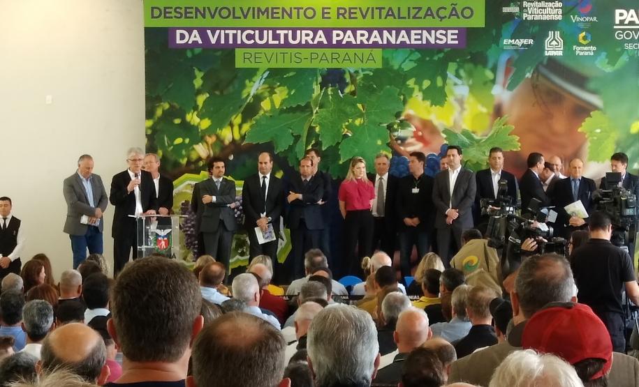 O governador Carlos Massa Ratinho Junior e o secretário da Agricultura e do Abastecimento, Noberto Ortigara, lançaram, no Palácio Iguaçu, o programa Revitis, destinado a estimular a produção de uvas no Paraná.
