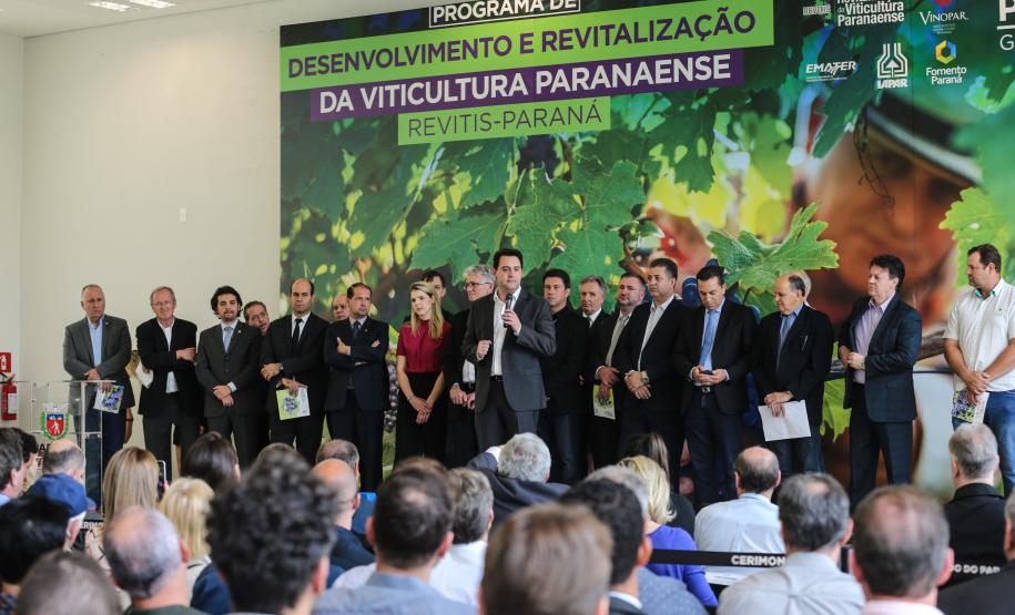 O governador Carlos Massa Ratinho Junior e o secretário da Agricultura e do Abastecimento, Noberto Ortigara, lançaram, no Palácio Iguaçu, o programa Revitis, destinado a estimular a produção de uvas no Paraná.