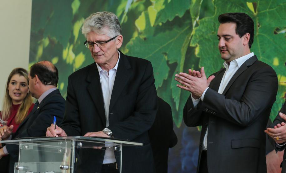 O governador Carlos Massa Ratinho Junior e o secretário da Agricultura e do Abastecimento, Noberto Ortigara, lançaram, no Palácio Iguaçu, o programa Revitis, destinado a estimular a produção de uvas no Paraná.