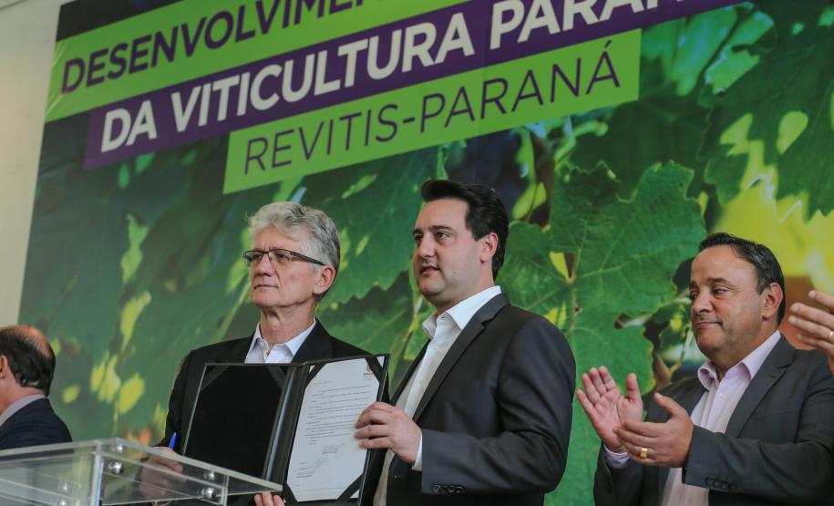 O governador Carlos Massa Ratinho Junior e o secretário da Agricultura e do Abastecimento, Noberto Ortigara, lançaram, no Palácio Iguaçu, o programa Revitis, destinado a estimular a produção de uvas no Paraná.