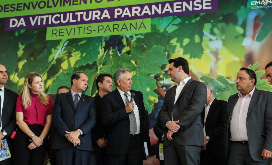 O governador Carlos Massa Ratinho Junior e o secretário da Agricultura e do Abastecimento, Noberto Ortigara, lançaram, no Palácio Iguaçu, o programa Revitis, destinado a estimular a produção de uvas no Paraná.
