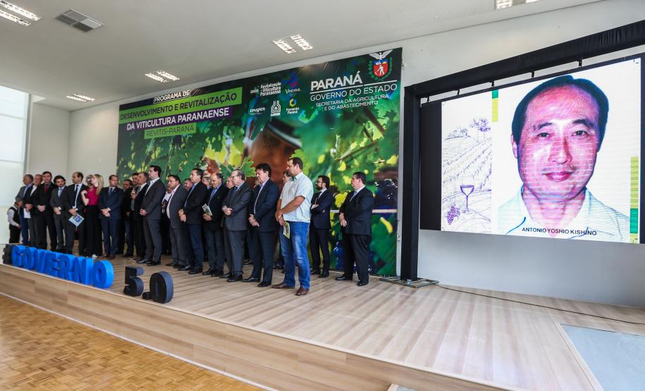 O governador Carlos Massa Ratinho Junior e o secretário da Agricultura e do Abastecimento, Noberto Ortigara, lançaram, no Palácio Iguaçu, o programa Revitis, destinado a estimular a produção de uvas no Paraná.