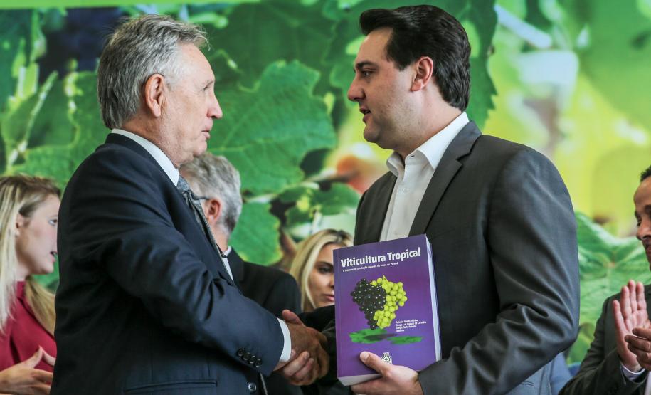 O governador Carlos Massa Ratinho Junior e o secretário da Agricultura e do Abastecimento, Noberto Ortigara, lançaram, no Palácio Iguaçu, o programa Revitis, destinado a estimular a produção de uvas no Paraná.