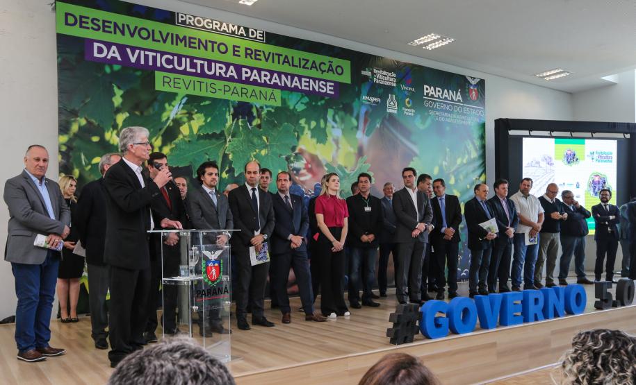 O governador Carlos Massa Ratinho Junior e o secretário da Agricultura e do Abastecimento, Noberto Ortigara, lançaram, no Palácio Iguaçu, o programa Revitis, destinado a estimular a produção de uvas no Paraná.