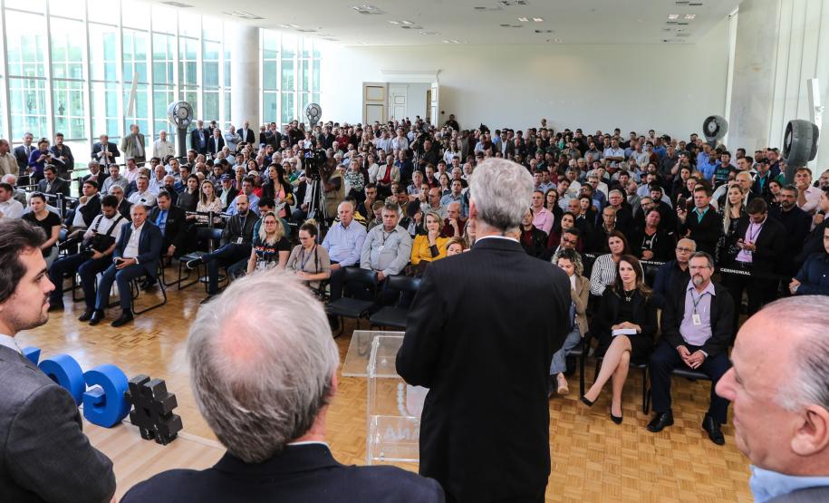 O governador Carlos Massa Ratinho Junior e o secretário da Agricultura e do Abastecimento, Noberto Ortigara, lançaram, no Palácio Iguaçu, o programa Revitis, destinado a estimular a produção de uvas no Paraná.