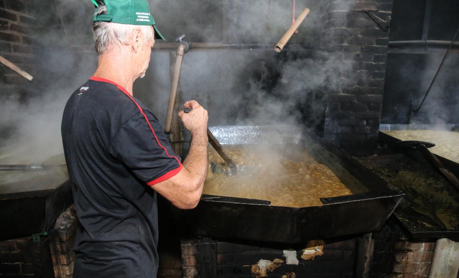 Produção de açucar mascavo e de melado de açúcar mascavo de cana-de-açúcar produzido pelo produtor Rafael Morgenstern em Capanema, no sudoeste do Paraná.