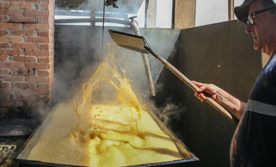 Produção de açucar mascavo e de melado de açúcar mascavo de cana-de-açúcar produzido pelo produtor Rafael Morgenstern em Capanema, no sudoeste do Paraná.