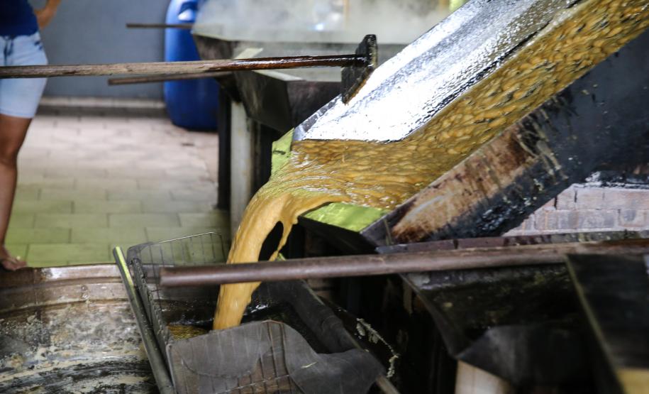 Produção de açucar mascavo e de melado de açúcar mascavo de cana-de-açúcar produzido pelo produtor Rafael Morgenstern em Capanema, no sudoeste do Paraná. Capanema - 16/01/2020