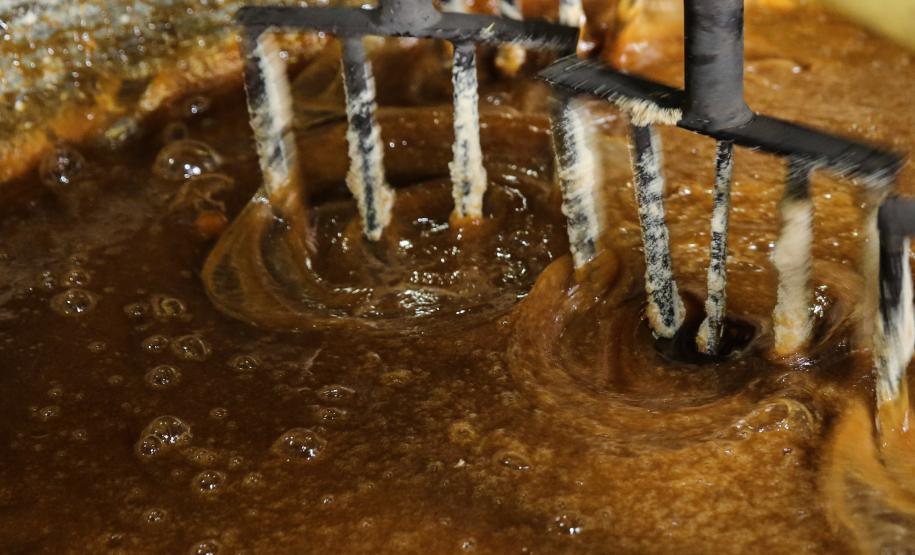 Produção de açucar mascavo e de melado de açúcar mascavo de cana-de-açúcar produzido pelo produtor Rafael Morgenstern em Capanema, no sudoeste do Paraná. Capanema - 16/01/2020