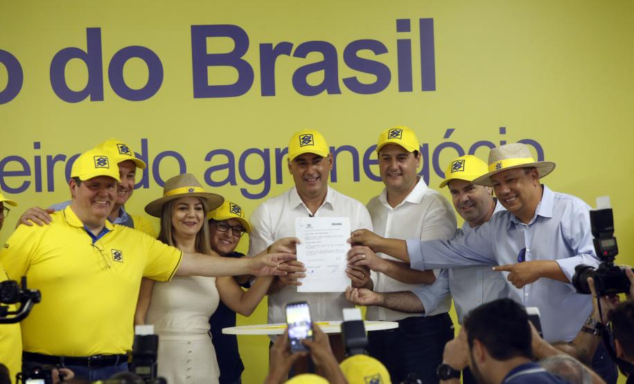 Pequeno produtor de gado de leite recebe um Trator Solidário