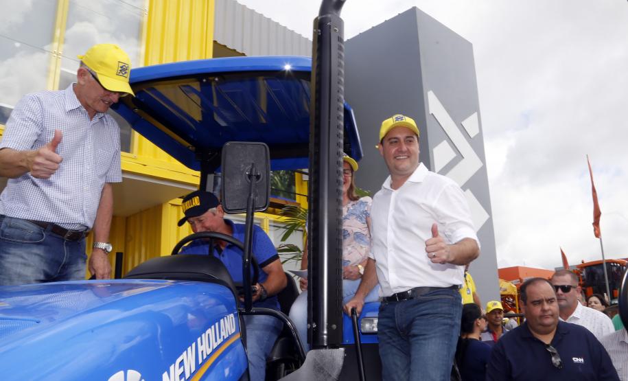 Pequeno produtor de gado de leite recebe um Trator Solidário