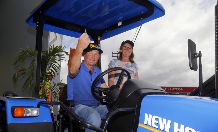 Pequeno produtor de gado de leite recebe um Trator Solidário