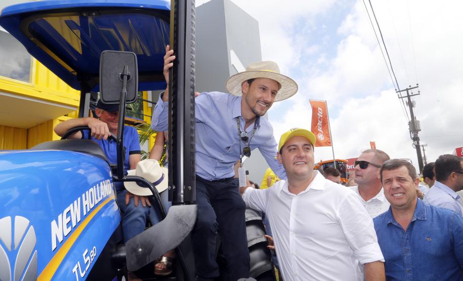 Pequeno produtor de gado de leite recebe um Trator Solidário