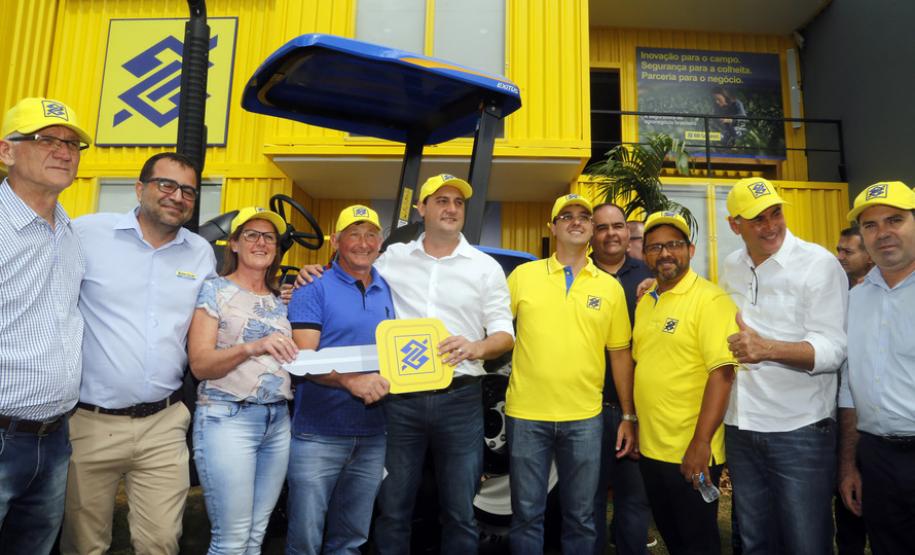 Pequeno produtor de gado de leite recebe um Trator Solidário