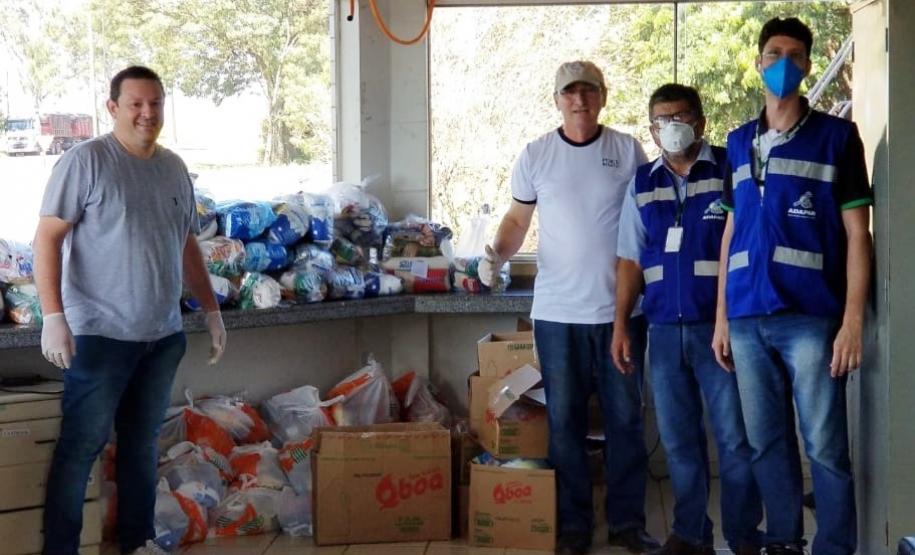 Servidores da Adapar doam alimentos a caminhoneiros