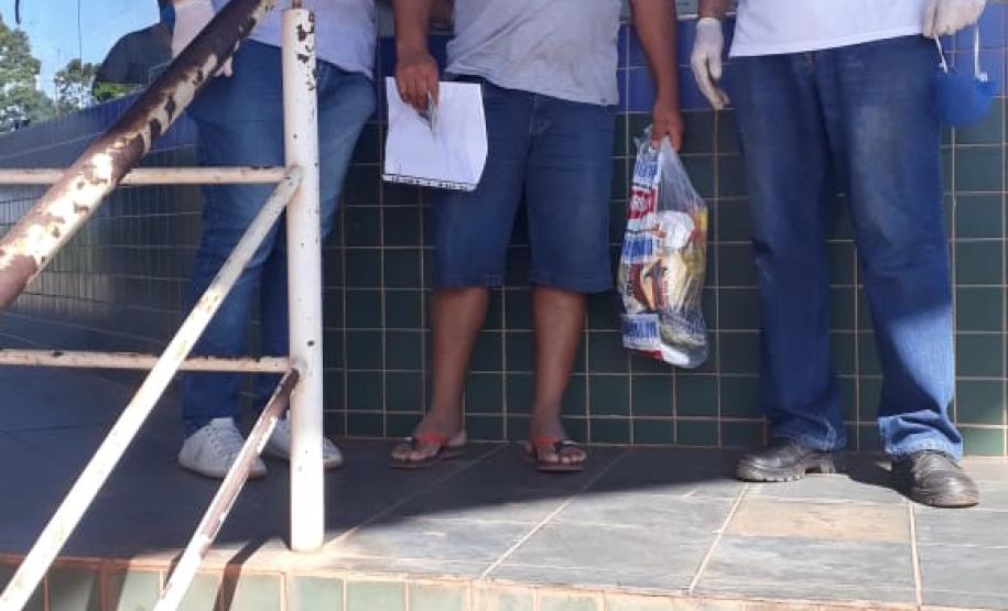 Servidores da Adapar doam alimentos a caminhoneiros