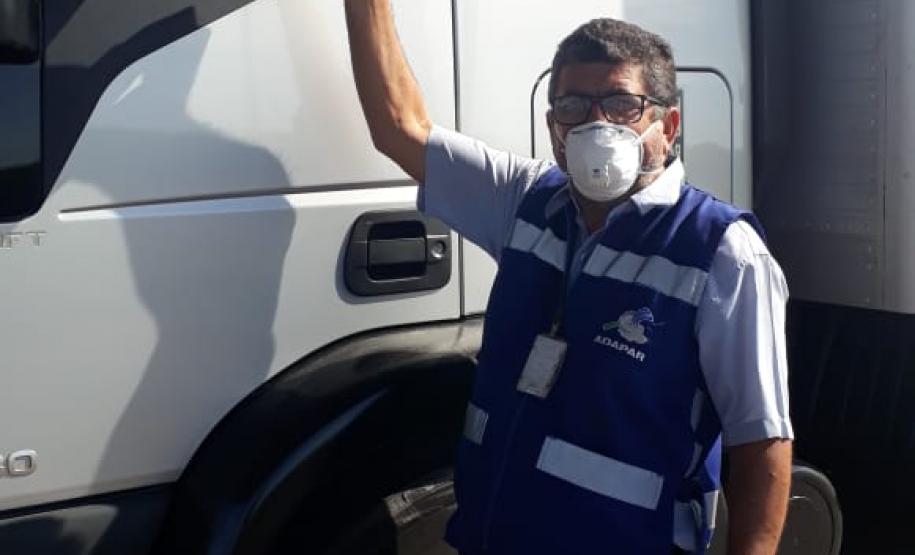 Servidores da Adapar doam alimentos a caminhoneiros