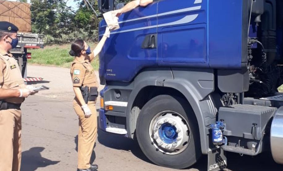 Servidores da Adapar doam alimentos a caminhoneiros